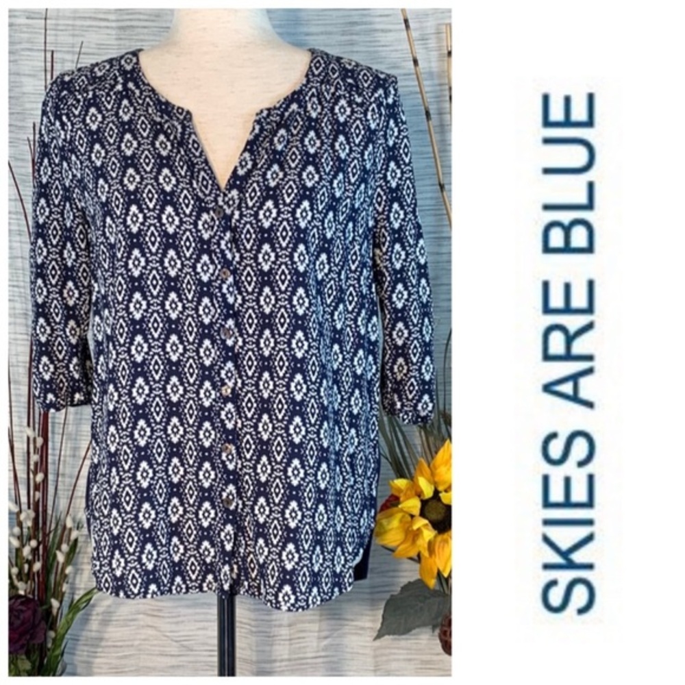 Skies Are Blue blue and white geometric 3/4 sleeve blouse.